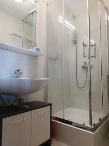 斯普利特Rooms Lux的一间带玻璃淋浴和水槽的浴室