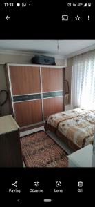 马尔马拉Avşa kiralık yazlık ev的一间卧室配有一张带大型木制床头板的床
