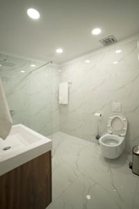 KukësNBT Hotel Reps的白色的浴室设有卫生间和水槽。
