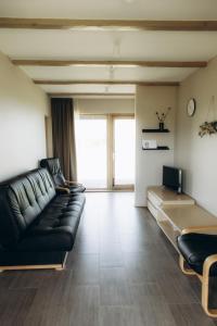 DurbeDurbes Atvari - brīvdienu mājas ar saunu的带沙发和电视的客厅