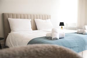 威斯巴登Palais Passy~Design Suite mit Ausblick im Zentrum的一间卧室配有两张床、白色的床单和毛巾。
