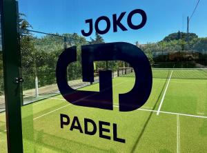 圣特罗佩罗马丽娜酒店的网球场上的一个标志,在j萨尔索克标志前