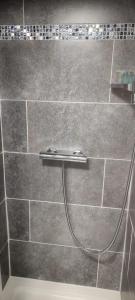 奥尔顿French Horn Chalets的瓷砖墙上带软管的淋浴