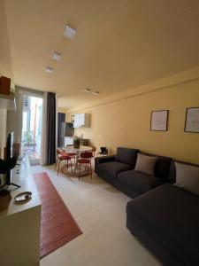 拉文纳Apartment Hotel Marchesini的客厅配有沙发和桌子