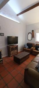 卢索Cantinho, Alojamento Local的带沙发和平面电视的客厅