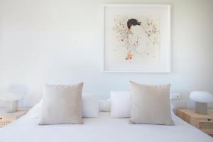 拉克鲁斯Hacienda Los Orovales的白色卧室配有带白色枕头的床