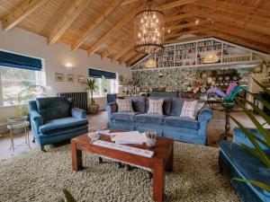 纳文Balsoon Lodge的客厅配有蓝色的沙发和桌子