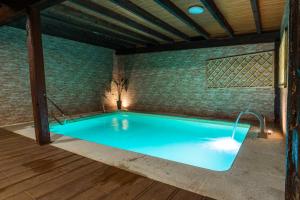 卡尔达斯·德·雷斯Albergue GBC Caldas的一座带砖墙的室内游泳池