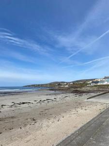 特拉利Luxury holiday rental with sea views on the Wild Atlantic Way的蓝天和海洋的海滩