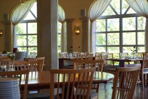 尼雪平斯特雅恩赫尔姆斯洛特酒店的用餐室设有桌椅和窗户。