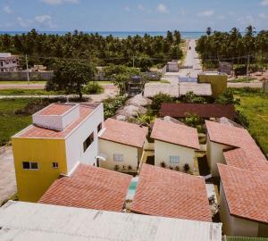 圣米格尔-杜戈斯托苏Pousada Brilho do Sol的享有村庄的空中景致,设有房屋