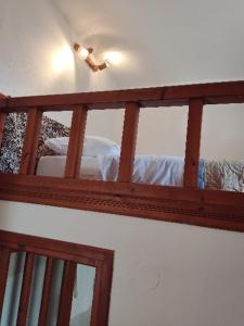 帕特莫斯Sunset Apartment的一间带木栏杆和床的房间