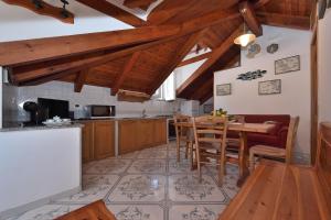 米诺利Luna Rossa的厨房配有木制橱柜和桌椅
