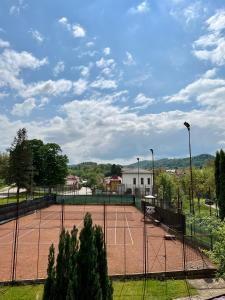肯普隆格Pensiunea Longocampo的网球场和2个网球场