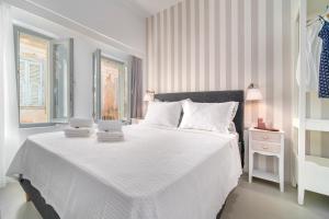 纳夫普利翁Kastro Residence的卧室配有白色的床和2条毛巾