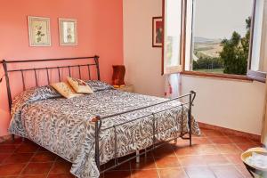 卡拉塔菲米Helimos Bed&Breakfast Segesta Temple-Castellammare的一间带床的卧室,位于带窗户的房间内