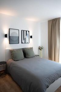 贝尔热拉克Le Pozzi, parking privé plein centre的一间卧室,卧室内配有一张大床