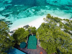 Round IslandJA Enchanted Island Resort Seychelles的海滩空中景泳池