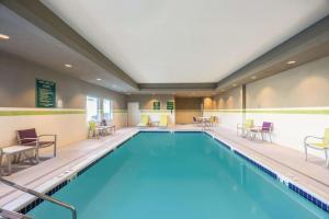 孟菲斯孟菲斯市中心拉金塔酒店的游泳池位于酒店客房内,配有桌椅