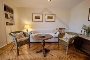 拉斯特雷斯Casona del Sol El Retorno I的客厅配有沙发、椅子和桌子