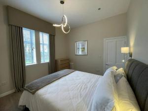 West CalderLuxury 2 Bedroom Cottage的卧室配有一张大白色床和窗户