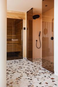 贝斯特Van der Valk Hotel Eindhoven-Best的带淋浴的浴室和玻璃门