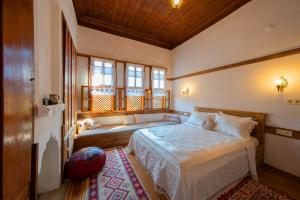 番红花城Meymune Valide Konağı的一间卧室设有一张床和一个窗口