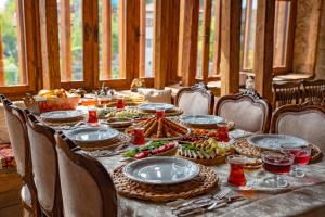 番红花城Meymune Valide Konağı的一张桌子,上面放着食物盘