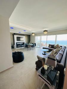 丹吉尔Lujoso aprtamento cap tingis playa tanger的客厅配有沙发和桌子