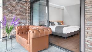 卡兹贝吉Hotel Memoir Kazbegi by DNT Group的一间卧室配有一张床和一个沙发