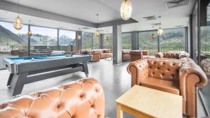 卡兹贝吉Hotel Memoir Kazbegi by DNT Group的台球室配有沙发和台球桌