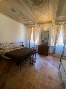 佩萨罗皮吉奥托酒店的一间卧室设有一张床和格子天花板