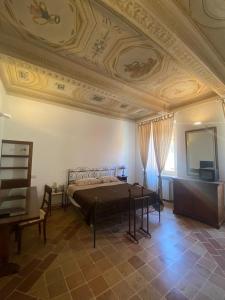 佩萨罗皮吉奥托酒店的一间卧室设有一张床和格子天花板