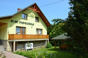 Rycerka GórnaApartament Magurka 1的带有读过玛格丽塔的标志的建筑