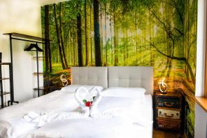多比亚科Guesthouse Rosengarten的卧室配有两张床,墙上挂有森林壁画