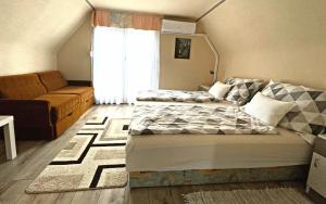 哈卡尼Heilmann Ház的一间卧室配有一张床和一张沙发