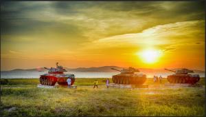 金湖镇金門瑜仙-住宿租機車-接機免費的一群坦克停在一个有日落的田野里