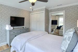 泰比岛El Rey Collection 2的一间卧室配有一张床和一台平面电视
