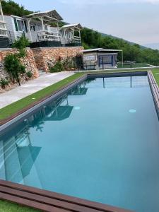 BiazaLE TERRAZZE SUL GARDA RELAIS的房屋前方的大型蓝色海水游泳池