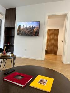 瓦里Serena at Athens Riviera的客厅配有桌子和墙上的电视