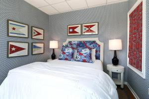 泰比岛El Rey Collection 1的卧室配有白色的床,墙上挂着一些图片
