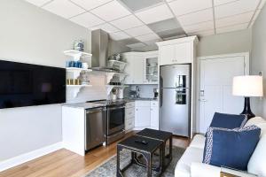 泰比岛El Rey Collection 1的厨房配有白色橱柜和不锈钢冰箱