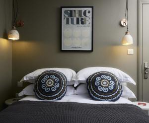 埃文河畔布拉德福蒂姆贝尔斯亚德宾馆的一间卧室配有一张带两个枕头的床