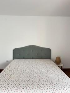 LedineSurčin Apartment的一间卧室配有一张带绿色床头板的床