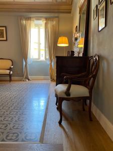 巴尼－迪卢卡Burlamacchi Villas的客厅配有椅子和镜子
