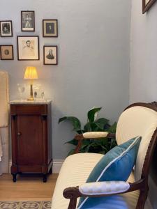 巴尼－迪卢卡Burlamacchi Villas的客厅配有椅子和带台灯的桌子