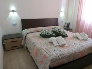 IrgoliCasa vacanze Irgoli的一间卧室配有一张带两个枕头的床