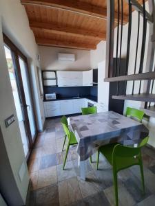 PeveragnoCASA BRACCALDI的厨房以及带桌椅的用餐室。