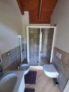 PeveragnoCASA BRACCALDI的浴室配有2个盥洗盆、卫生间和浴缸。