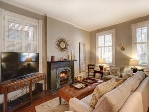 萨凡纳Luxury on Lincoln的一间带电视和壁炉的客厅